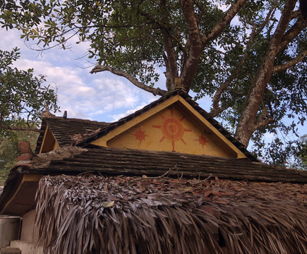 基诺族民居建筑的房顶