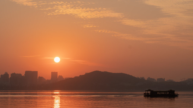 东湖夕阳与游船