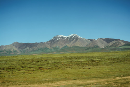 远处的高山雪峰