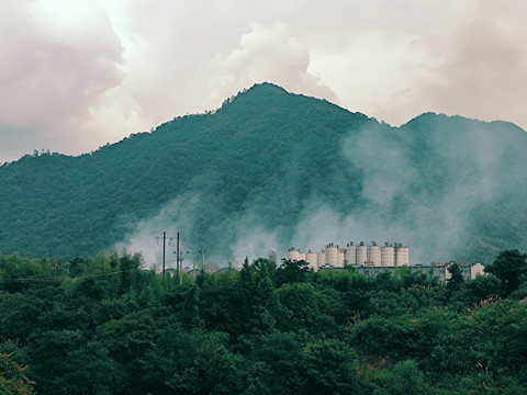 安徽黄山下的混凝土拌合站