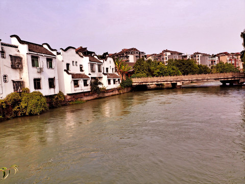 古镇河畔风景