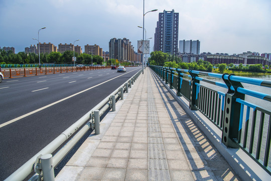 石桥公路边的人行路与建筑