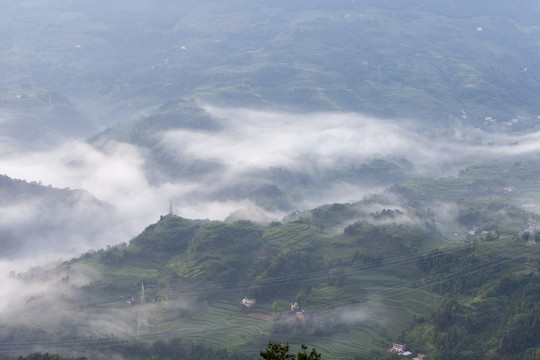 晨雾缭绕高山丘壑