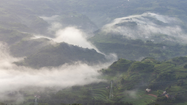 晨雾缭绕高山丘壑
