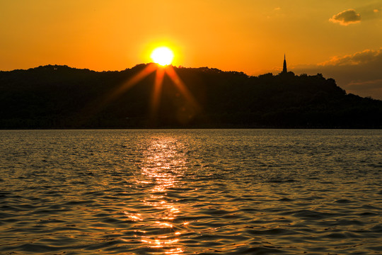 西湖边的日落