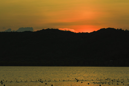 西湖边的日落