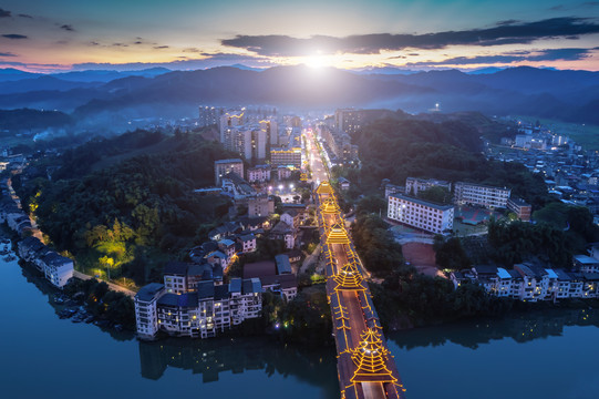 航拍三江侗族风雨桥夜景