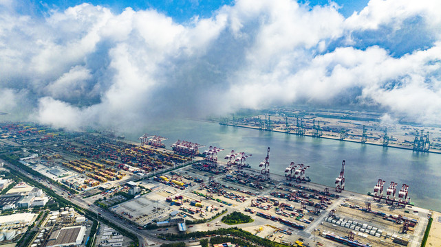 平流雾笼罩的天津港美景