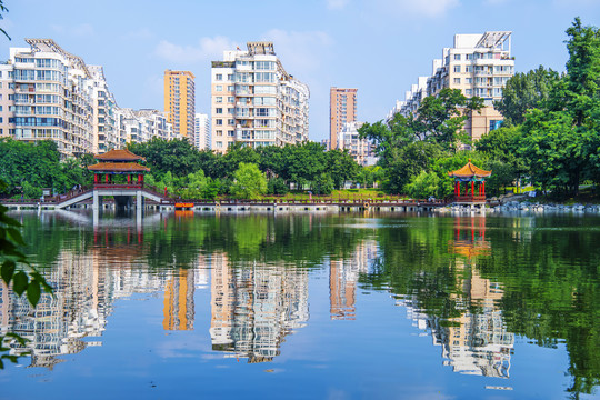 鞍山英泽湖与住宅建筑与凉亭