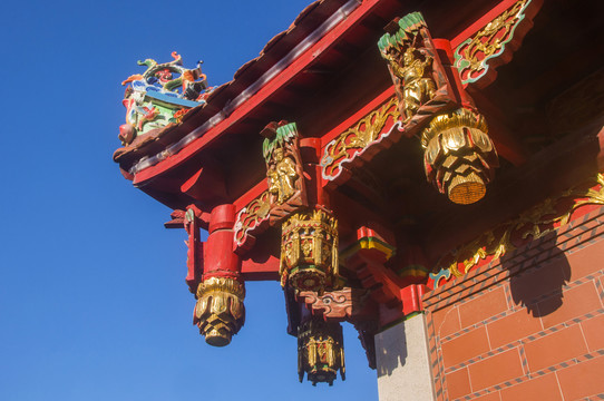 中式传统建筑屋檐下的木雕
