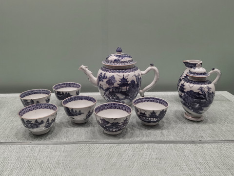 清代青花山水人物纹瓷茶具