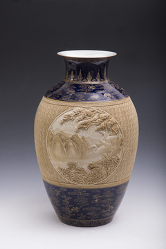 浮雕仙鹤陶瓷