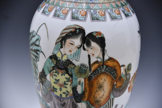 景德镇古代美女陶瓷瓶