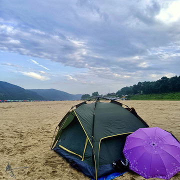 沙滩帐篷与伞