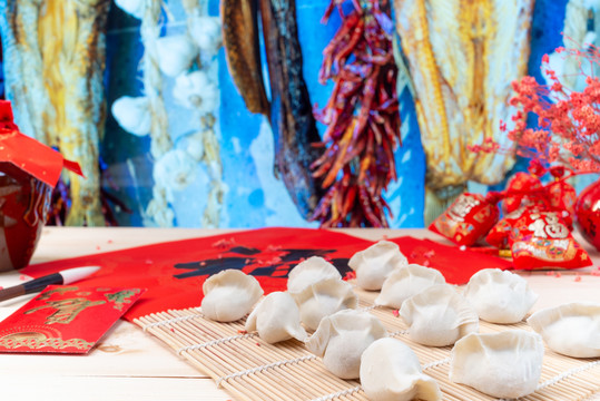 春节木纹桌面上的福字饺子红包