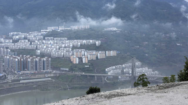 云南昭通绥江云雾缭绕城市风光