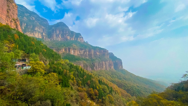 仰视山峰