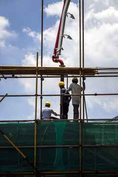 正在高空劳作的建筑工人