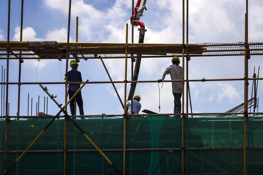 正在高空劳作的建筑工人