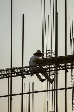 正在高空劳作的建筑工人