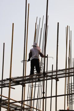 正在高空劳作的建筑工人