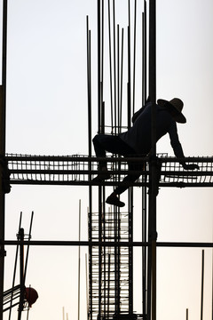 正在高空劳作的建筑工人