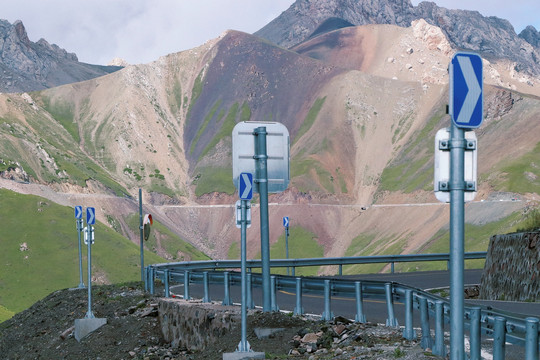 独库公路路牌远山