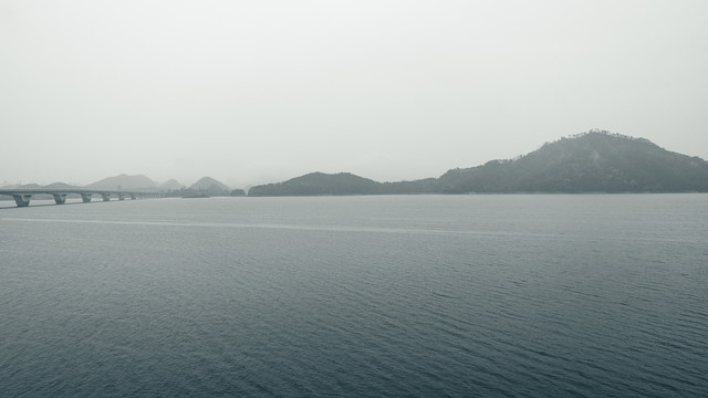 雨中湖泊