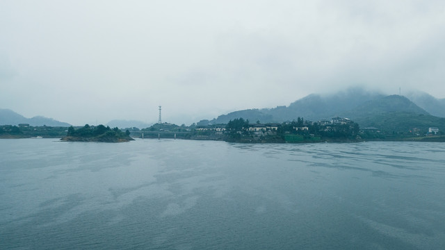 雨中湖泊