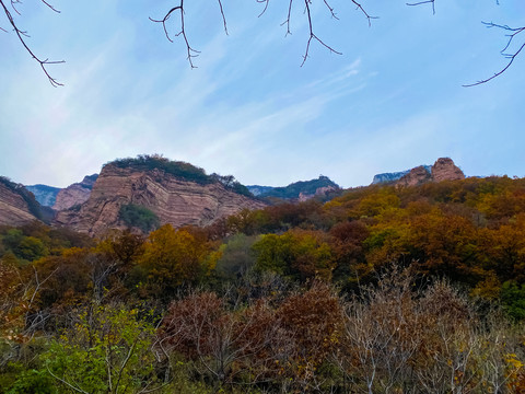 峡谷景区山峰石崖