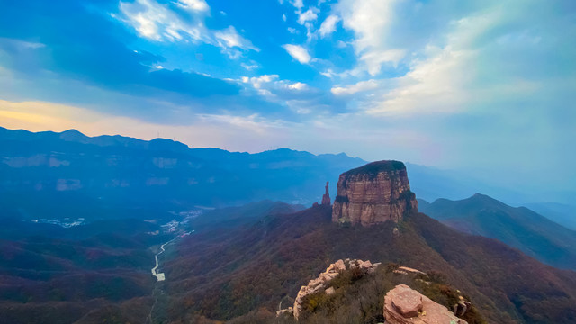 峡谷景区山峰石崖