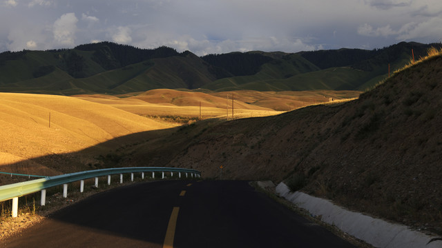 伊犁草原公路