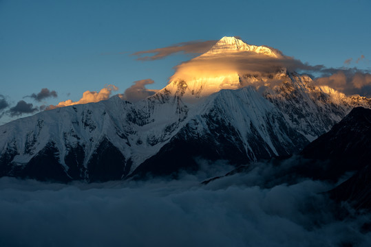 夕照贡嘎山