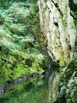 山间流水