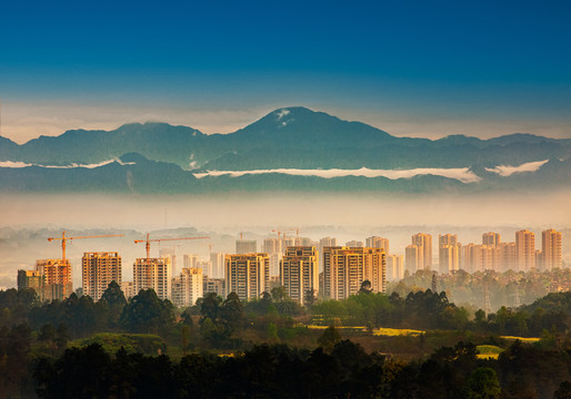 邛崃山脉下的城市