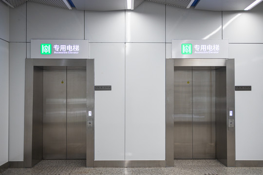 电梯入口