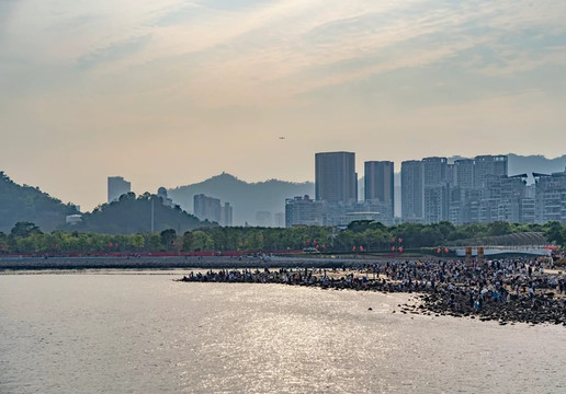 沿湖城市风景