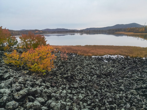 秋季湖泊火山岩