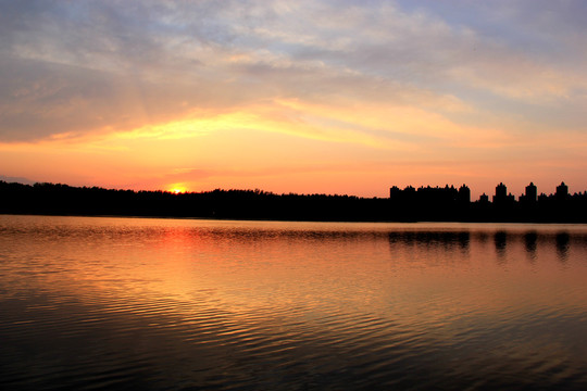 湖畔夕阳