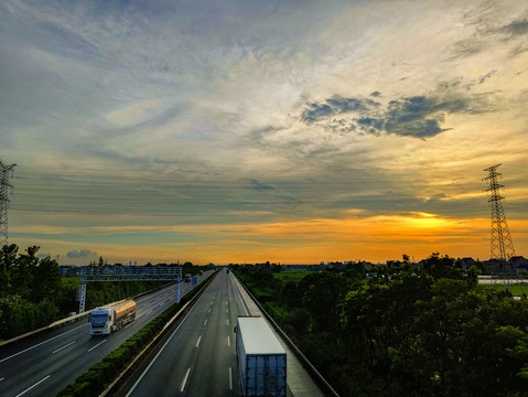 夕阳下的高速路