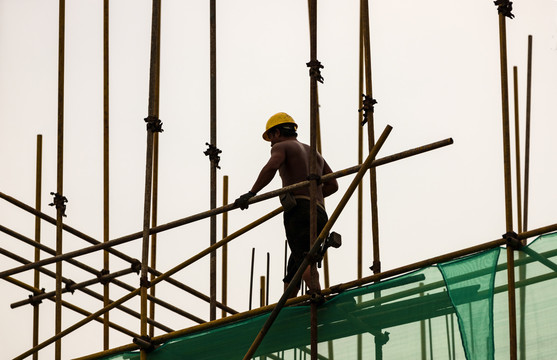 正在高空作业的建筑工人