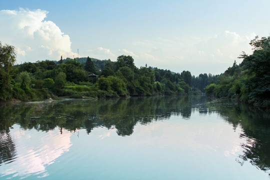 河流河畔风景