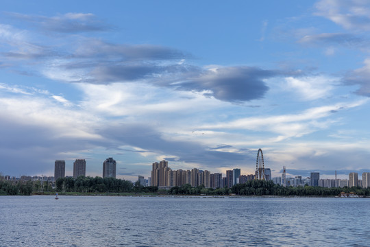 云南昆明滇池湖畔城市建筑景观