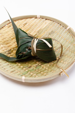 竹篮里的端午节美食粽子