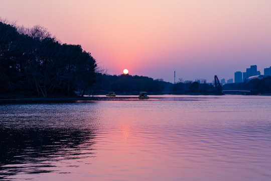 夕阳下的湖面