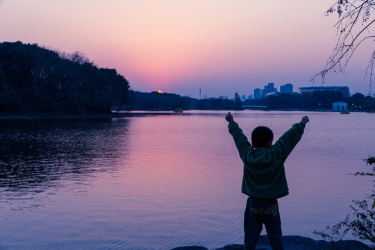 夕阳下儿童的背影