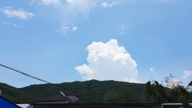 蓝天白云大山