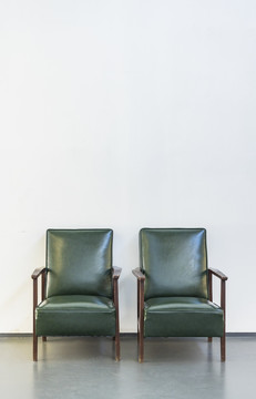 室内的绿色皮质椅子
