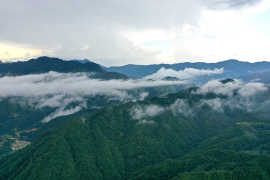 江西铅山云雾缭绕乡村美