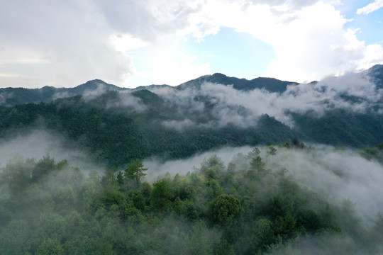 江西铅山云雾缭绕乡村美